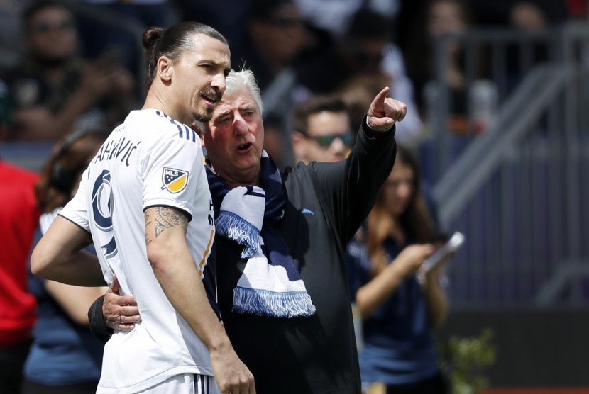 Los Angeles Galaxy Zlatan Ibrahimovic (kiri) bersama pelatih Siegried 'Sigi' Schmid (kanan). 
