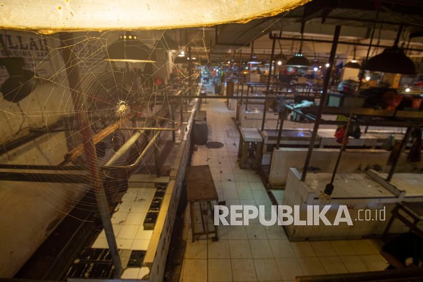 Los daging tampak kosong akibat aksi mogok pedagang di Pasar Senen, Jakarta, Rabu (20/1/2021). Para pedagang daging sapi di sejumlah pasar di kawasan Jakarta, Bogor, Depok, Tangerang, dan Bekasi (Jabodetabek) menggelar aksi mogok jualan mulai Rabu hingga Jumat (22/1) sebagai bentuk protes kepada pemerintah atas tingginya harga daging sapi yang sudah berlangsung sejak akhir 2020. Saat ini harga daging sapi mencapai sekitar Rp130 ribu per kilogram. 