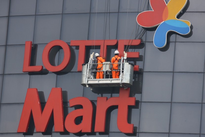 Logo Lotte Mart. Petugas gabungan mendapati Lotte Mart Kelapa Gading, Jakarta Utara menjual produk tak layak edar.