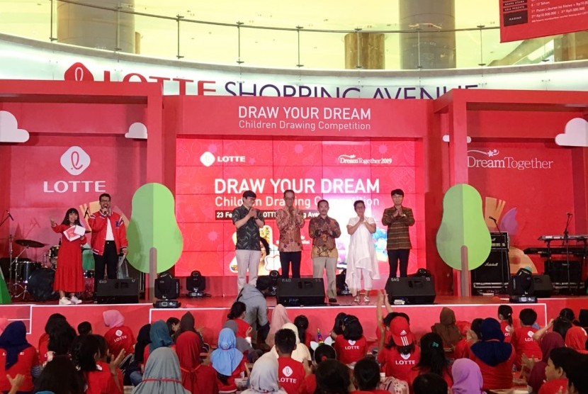 LOTTE. Ribuan gambar dikumpulkan dari anak-anak berbagai wilayah di Indonesia untuk mengikuti Draw Your Dream.