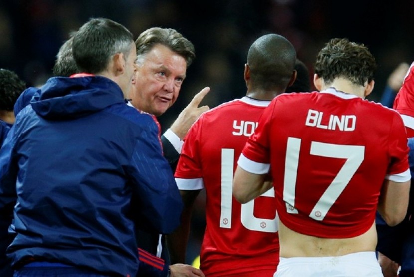 Louis Van Gaal (kedua kiri) memberikan instruksi kepada para pemain Manchester United