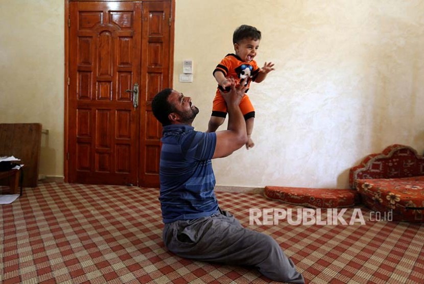 Louy Al-Najar bersama anaknya merasa menjadi orang yang paling berbahagia di dunia ini.