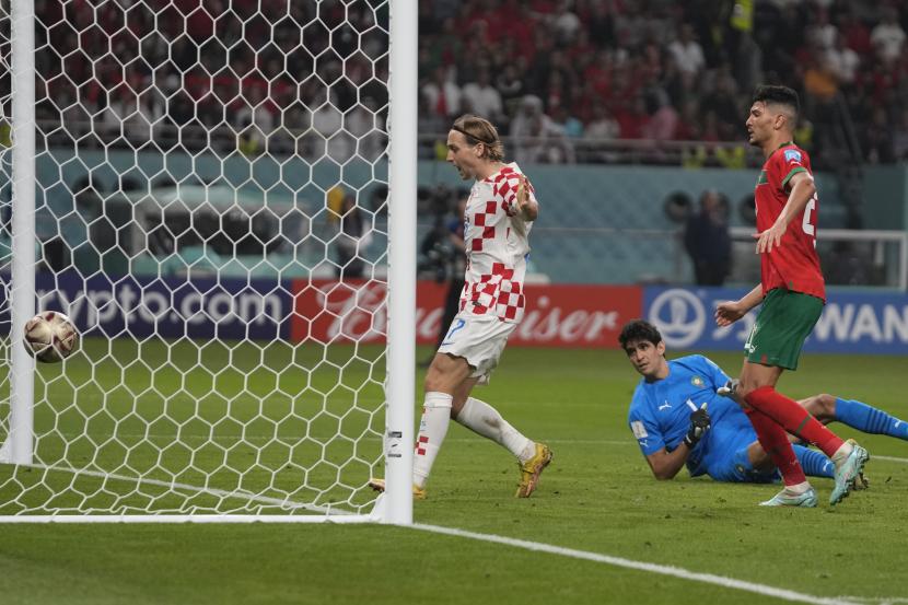 Lovro Majer dari Kroasia merayakan gol selama pertandingan sepak bola playoff perebutan tempat ketiga Piala Dunia antara Kroasia dan Maroko di Stadion Internasional Khalifa di Doha, Qatar, Jumat, 16 Desember 2022. 