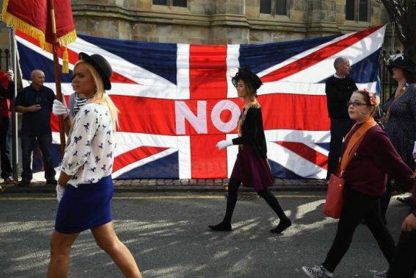 Loyalists march past a Union flag during a pro-Union rally in Edinburgh, Scotland September 13, 2014.