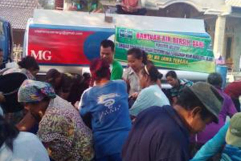 LPBI NU bagikan bantuan air minum 