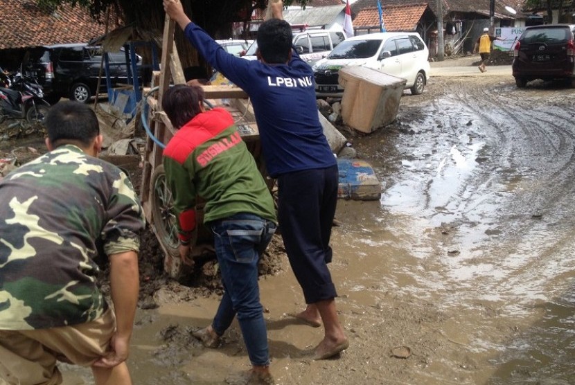 LPBI NU bantu korban banjir Kuningan.