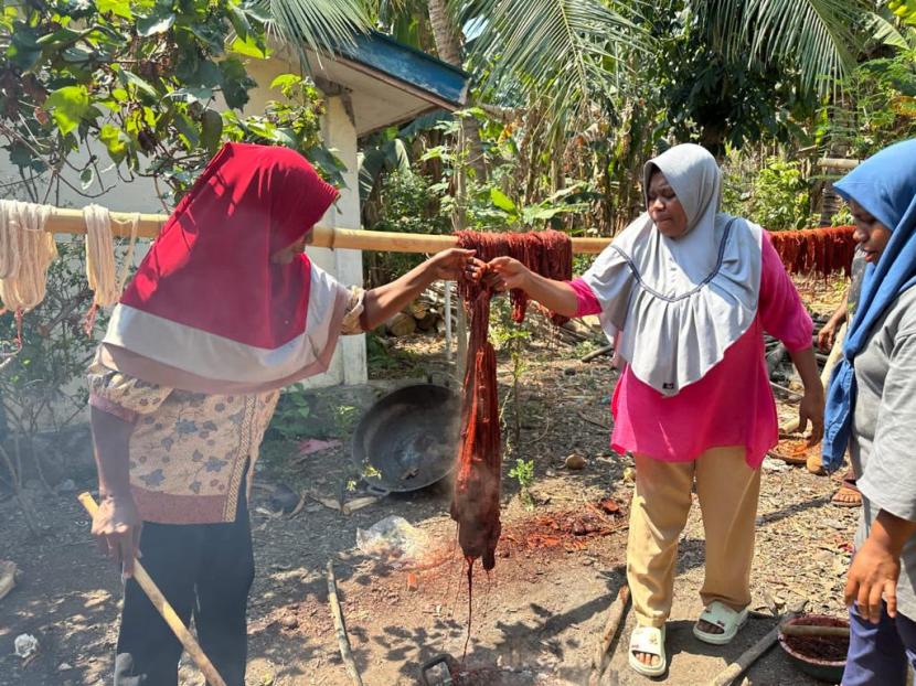 LPEI menggandeng Mama Sariat jadi mentor untuk penenun-penenun di Pulau Alor.