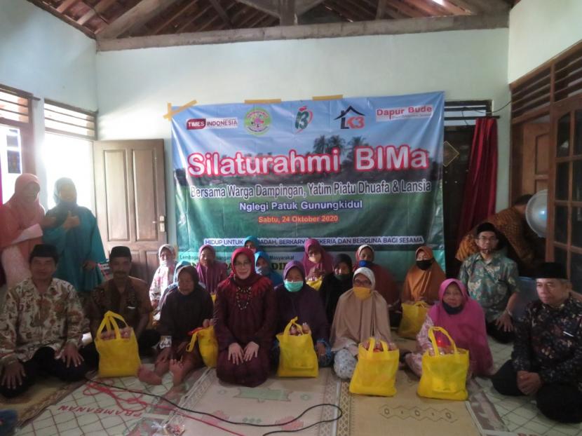  LPPM BIMa Yogyakarta memberikan santunan kepada puluhan yatim piatu dan lansia di Kecamatan Patuk, Gunungkidul, DIY.