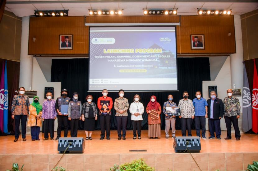 LPPM  IPB University meluncurkan program Dosen Pulang Kampung, Dosen Mengabdi Reguler dan Mahasiswa Mengabdi Wiramuda,  di Gedung Andi Hakim Nasution, Kampus Dramaga, Bogor, Selasa (12/7/2022).