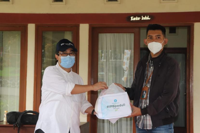 LPPM  IPB University mendistribusikan 50 paket sembako kepada warga korban banjir bandang di Desa Tugu Selatan, Kecamatan Cisarua, Kabupaten Bogor, Jawa Barat, Ahad  (24/1).