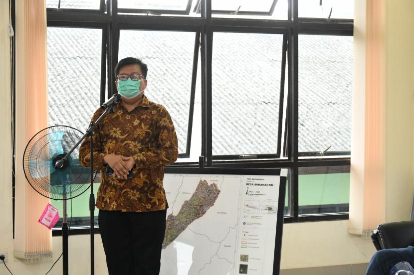 LPPM IPB University menyerahkan data desa presisi untuk Desa Sukamantri, Kabupaten Bogor, Rabu  (21/10). 
