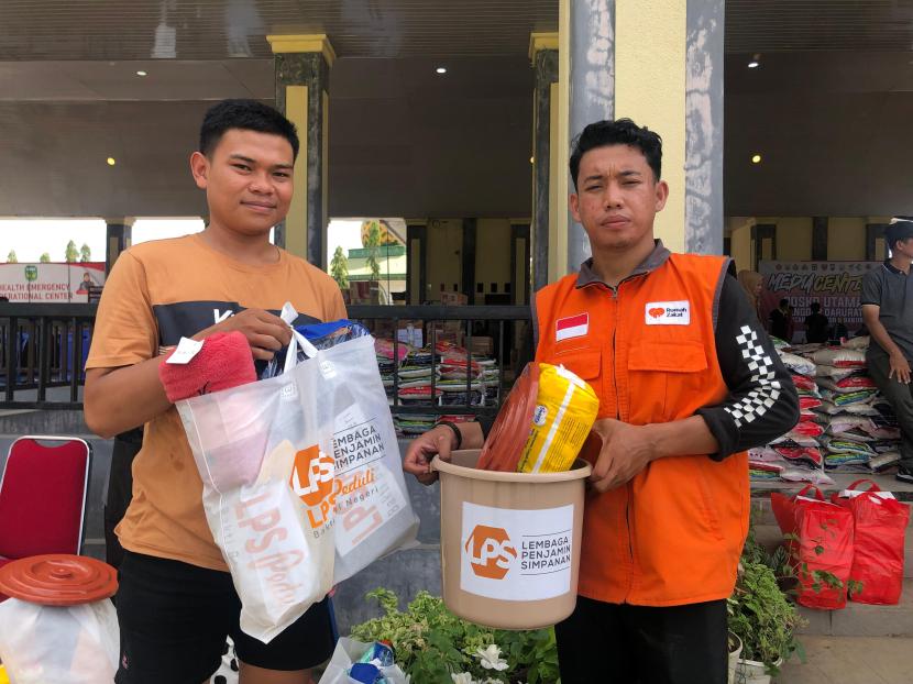 LPS Peduli Bakti bagi Negeri bekerja sama dengan Rumah Zakat, menyerahkan bantuan pemulihan kepada para penyintas banjir dan tanah longsor di Kabupaten Luwu, Provinsi Sulawesi Selatan. 