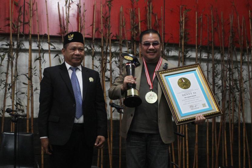 LSI Denny JA menerima penghargaan dari LEPRID (Lembaga Prestasi Indonesia Dunia):Ikut Memenangkan Pilpres 5 Kali Berturut- turut..