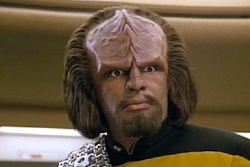  Lt. Commander Worf, salah satu karakter utama dalam film fiksi Star Trek. Ia dikisahkan berasal dari bangsa Klingon. 