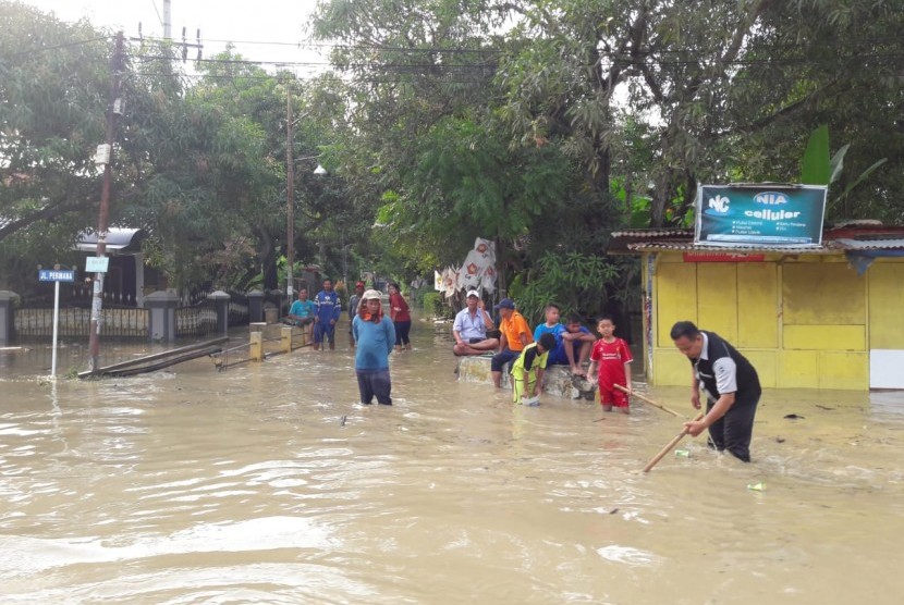 Luapan sungai Cimanuk merendam ribuan rumah warga di empat desa di Kabupaten Indramayu, Senin (8/4). Banjir juga membuat jalan provinsi penghubung Kecamatan Indramayu - Kecamatan Jatibarang ditutup karena terendam. 