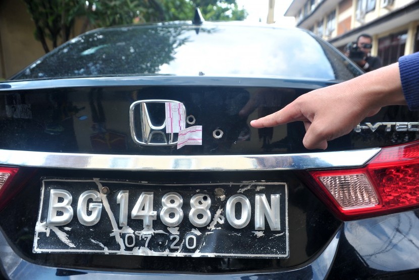 Lubang bekas peluru pada mobil yang menjadi barang bukti kasus penembakan mobil di Lubuk Linggau, di Mapolda Sumsel, Palembang, Jumat (21/4).