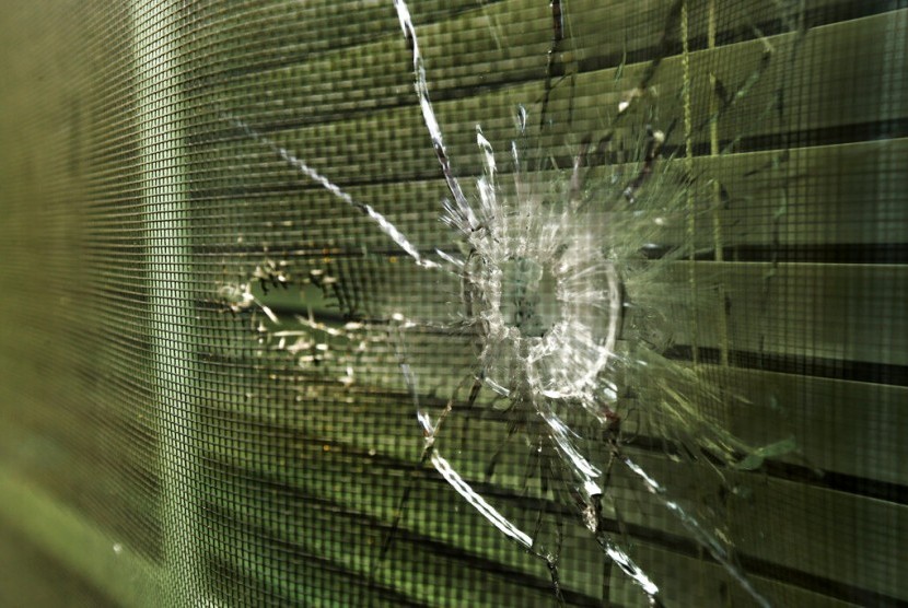 Lubang bekas peluru yang ditembakkan polisi di jendela belakang Atatiana Jefferson di Fort Worth, Texas, AS, Selasa (15/10). Polisi menembak perempuan kulit hitam tersebut di rumahnya.