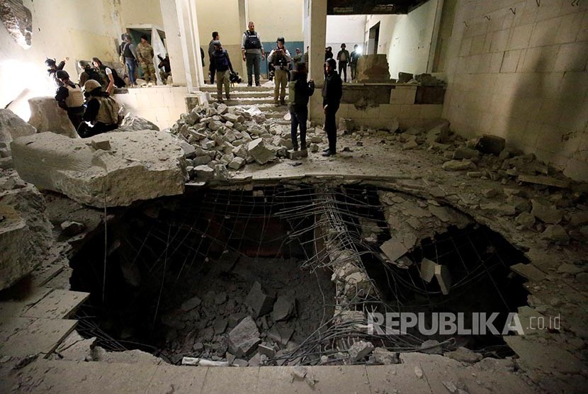 Lubang besar menganga sisa peledakan artefak peradaban Mesopotamia di Museum yang dirusak pasukan ISIS di Irak