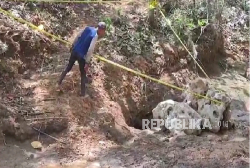 Lubang misterius yang menyerap air sehingga sungai di Blitar, Jawa Timur, mengering (ilustrasi). 