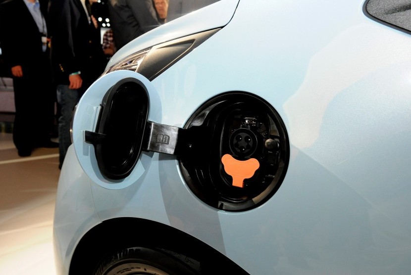 Lubang pengisian listrik untuk kendaraan tipe electric vehicle.