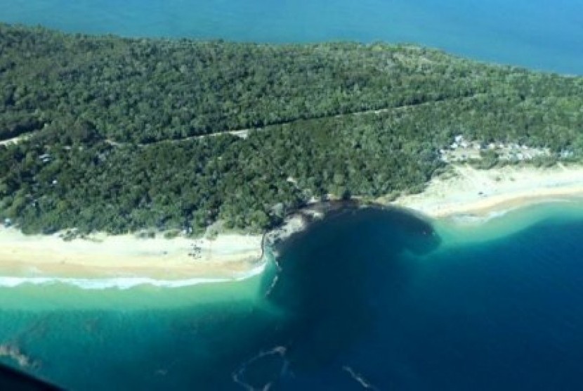 Lubang runtuhan besar menelan kendaraan yang berkemah di Inskip Point, Queensland. 