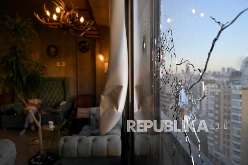 Arab Saudi Peringatkan Warganya tidak Pergi ke Lebanon. Lubang senjata terlihat di jendela sebuah gedung sehari setelah bentrokan di daerah Tayouneh di Beirut, Lebanon, 15 Oktober 2021. Sedikitnya enam orang tewas dan 20 luka-luka dalam unjuk rasa di Beirut yang diselenggarakan oleh gerakan Hizbullah dan Amal untuk menuntut pemecatan penyelidik utama ledakan di Beirut. 
