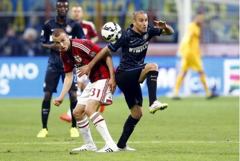 Luca Antonelli (kiri) saat menjaga striker Inter Milan Rodrigo Palacio