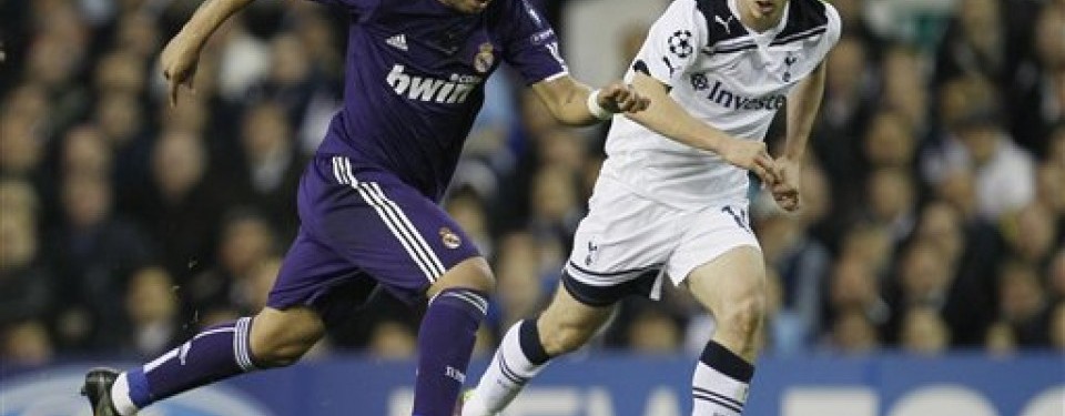 Luca Modric, gelandang Tottenham Hotspur, membayangi pemain Real Madrid, Marcello, di laga kedua babak perempat final Liga Champions