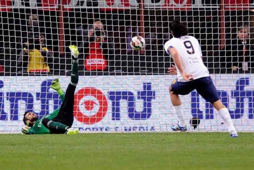 Luca Toni saat membobol gawang AC Milan dengan tendangan Panenka, Ahad (8/3) WIB.