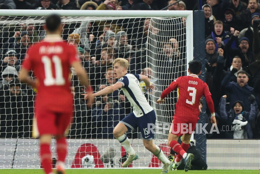 Lucas Bergvall mencetak gol pertamanya untuk Tottenham Hotspur ke gawang Liverpool pada leg pertama semifinal Piala Liga Inggris di Stadion Tottenham Hotspur, London, Kamis (9/1/2025) dini hari WIB.