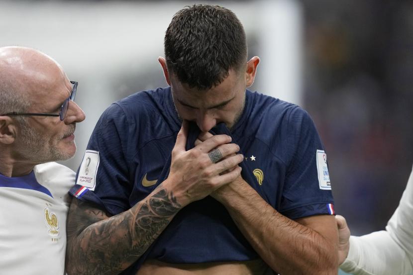 Lucas Hernandez dari Prancis meninggalkan lapangan setelah cedera saat pertandingan sepak bola grup D Piala Dunia antara Prancis dan Australia, di Stadion Al Janoub di Al Wakrah, Qatar, Selasa, 22 November 2022.