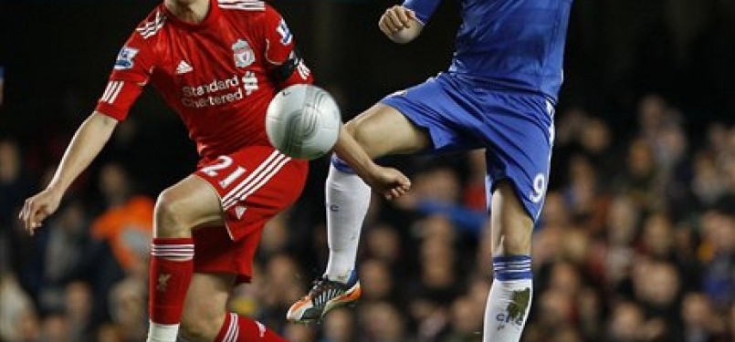 Lucas Leiva (kiri) berduel dengan striker Chelsea, Fernando Torres.