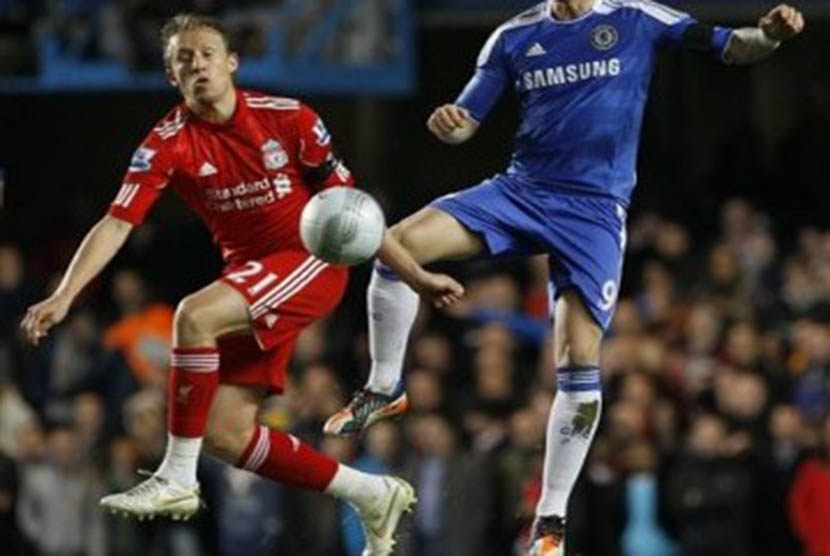 Lucas Leiva (kiri) berduel dengan striker Chelsea, Fernando Torres.