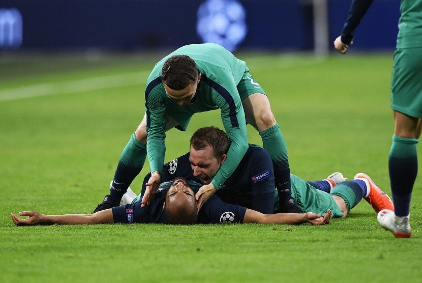 Lucas Moura (bawah, berbaring) merayakan keberhasilan Tottenham Hotspur ke final Liga Champions.