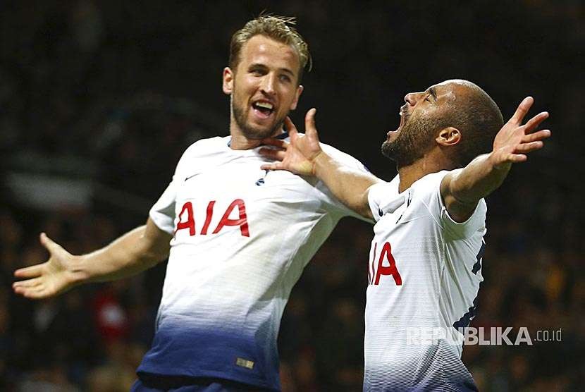 Lucas Moura dan Harry Kane merayakan gol Spurs pada pertandingan Liga Primer Inggris antra Manchester United melawan Tottenham Hotspur di stadion, Old Trafford, Selasa (27/6) waktu setempat.