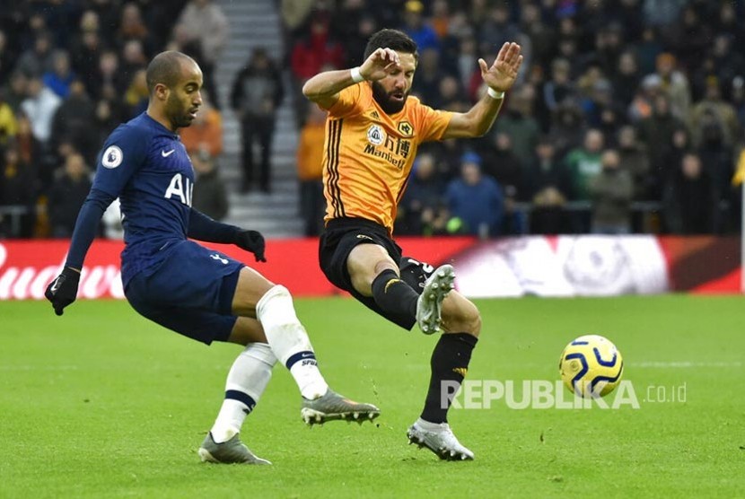 Lucas Moura (kiri) dan Joao Moutinho  berebut bola pada laga antara Wolverhampton Wanderers menjamu Tottenham Hotspur  di Molineux Stadium, Wolverhampton, Inggris, Ahad (15/12).