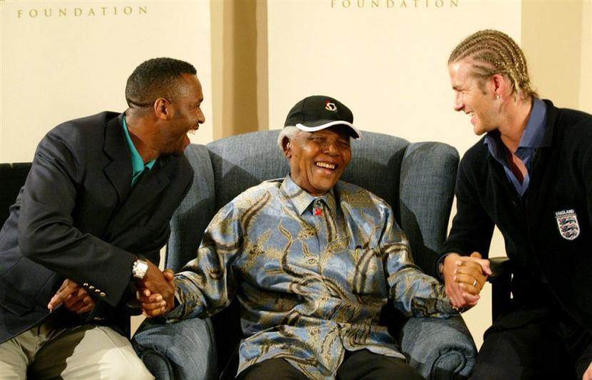  Lucas Radebe dari timnas Afrika Selatan (kiri) dan Kapten timnas Inggris David Beckham (kanan) bertemu dengan mantan Presiden Afrika Selatan Nelson Mandela di kantor Nelson Mandela Childrens Fund di Johannesburg, Rabu, 21 Mei 2003. 