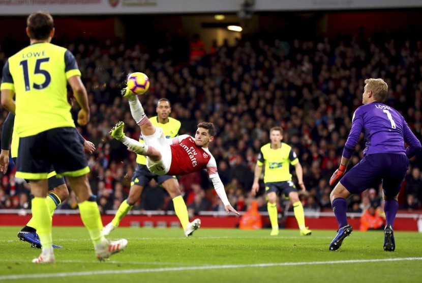 Lucas Torreira mencetak gol dari tendangan salto yang memastikan kemenangan Arsenal atas Huddersfield.