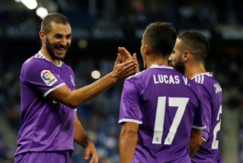 Lucas Vazquez (tengah) bersama Karim Benzema (kiri).