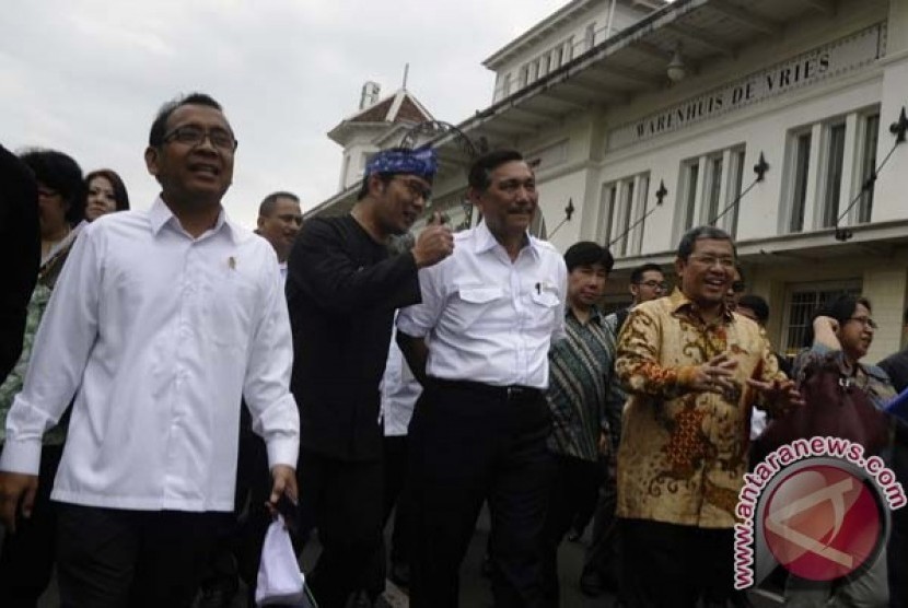 Luhut Panjaitan berbincang dengan Walikota Bandung, Ridwan Kamil