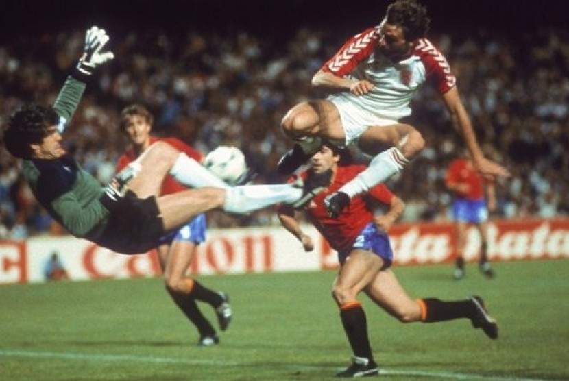 Luis Arconada, kiper timnas Spanyol, melakukan penyelamatan gemilang dalam laga semifinal Piala Eropa 1984 lawan Denmark. Spanyol menang 5-4 lewat adu penalti setelah skor 1-1 tidak berubah hingga babak tambahan waktu.