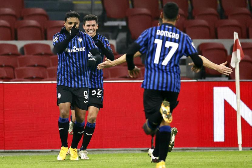 Luis Muriel (Kiri) mencetak gol kemenangan Atalanta atas Ajax Amsterdam.