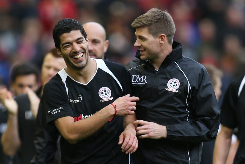  Luis Suarez and Steven Gerrard at the end of the match 