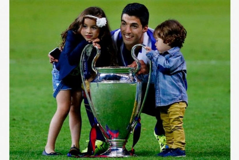 Luis Suarez bersama kedua anaknya usai menjuarai Liga Champions.