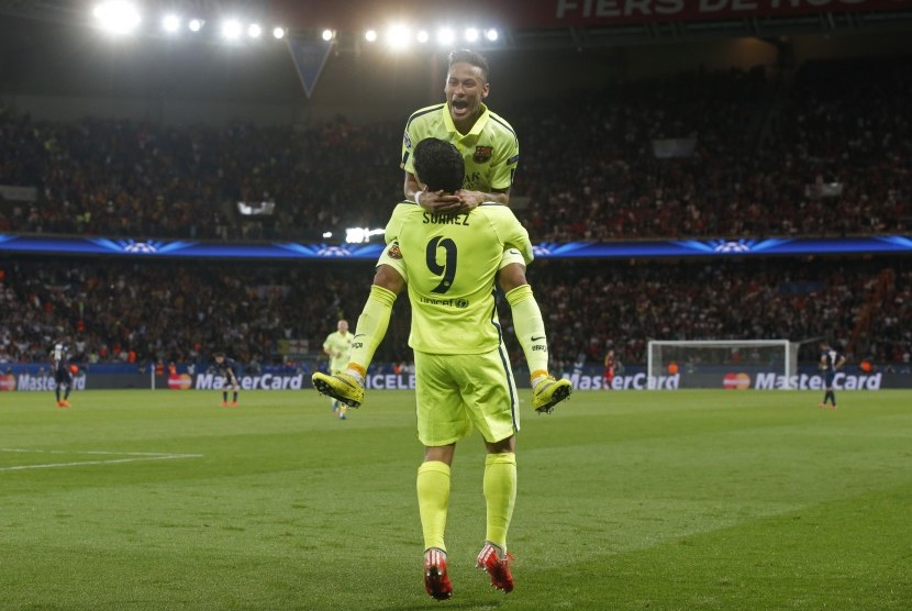 Luis Suarez celebrates with Neymar after scoring the third goal for Barcelona 