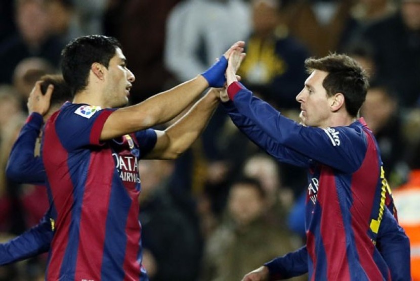 Luis Suarez dan Messi rayakan kemenangan