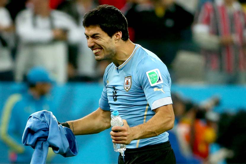 Luis Suarez dari Uruguay merayakan kemenangan mereka setelah Piala Dunia FIFA 2014 grup D pertandingan babak penyisihan antara Uruguay dan Inggris di Arena Corinthians di Sao Paulo, Brasil, Kamis (19/6).   (EPA/ Diego Azubel).