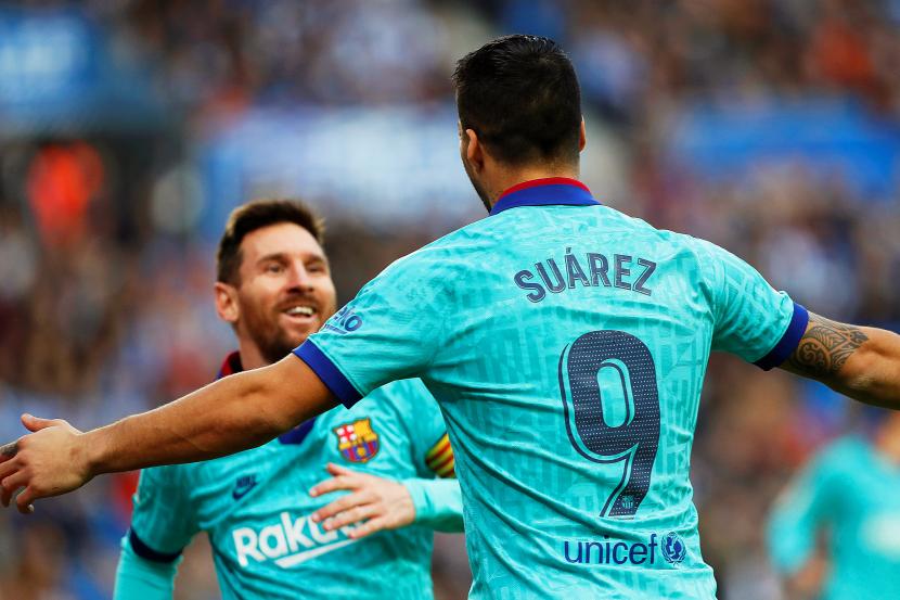 Luis Suarez (kanan) dari FC Barcelona merayakan dengan rekan setimnya Lionel Messi (kiri) setelah mencetak keunggulan 2-1 selama pertandingan sepak bola La Liga Spanyol antara Real Sociedad dan FC Barcelona di stadion Reale Arena di San Sebastian, Spanyol, 14 Desember 2019.