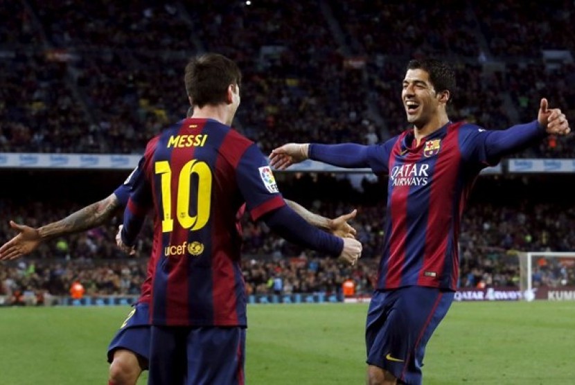 Luis Suarez (kanan) merayakan gol bersama Lionel Messi