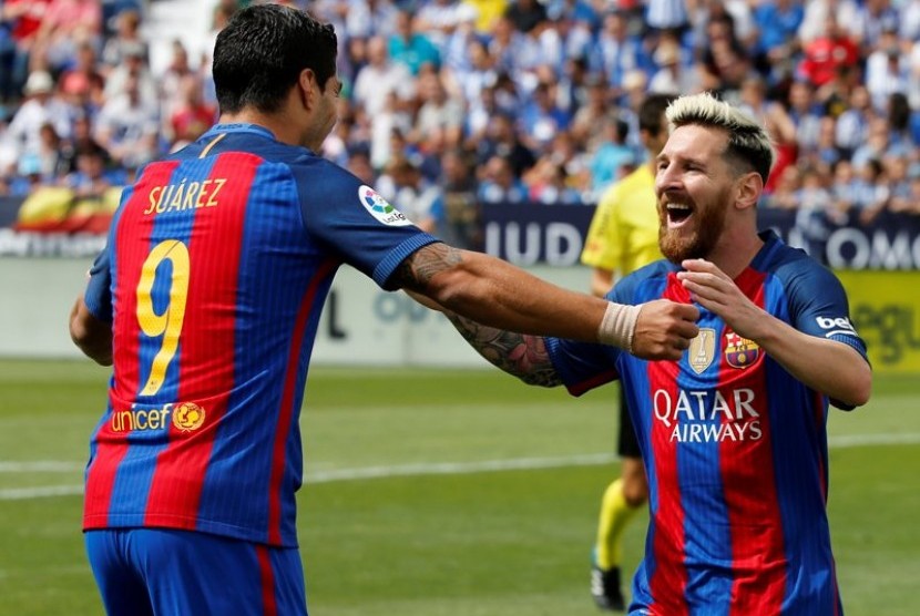 Luis Suarez (kiri) dan Lionel Messi